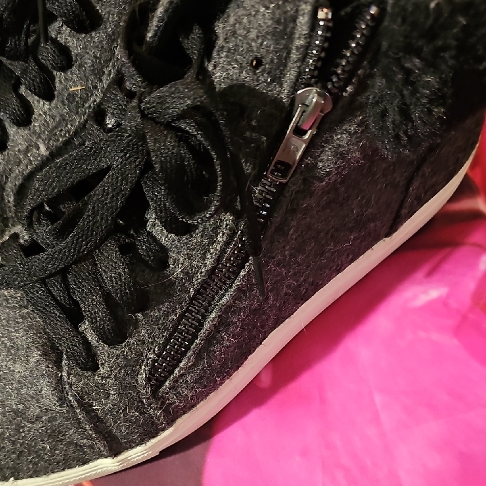 Brash Women's Gray and Black High-Top Sneakers With Fur Size 8½